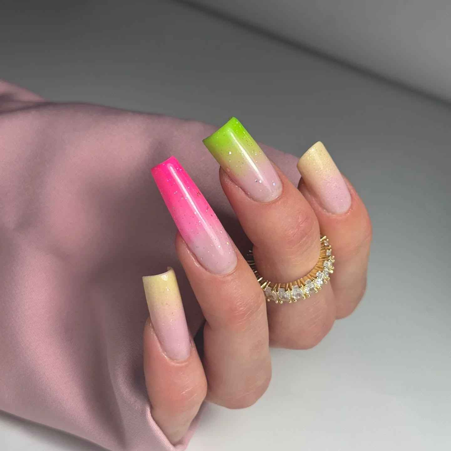 Elegancka stylizacja paznokci nude w Atelier Ewelina Łozińska