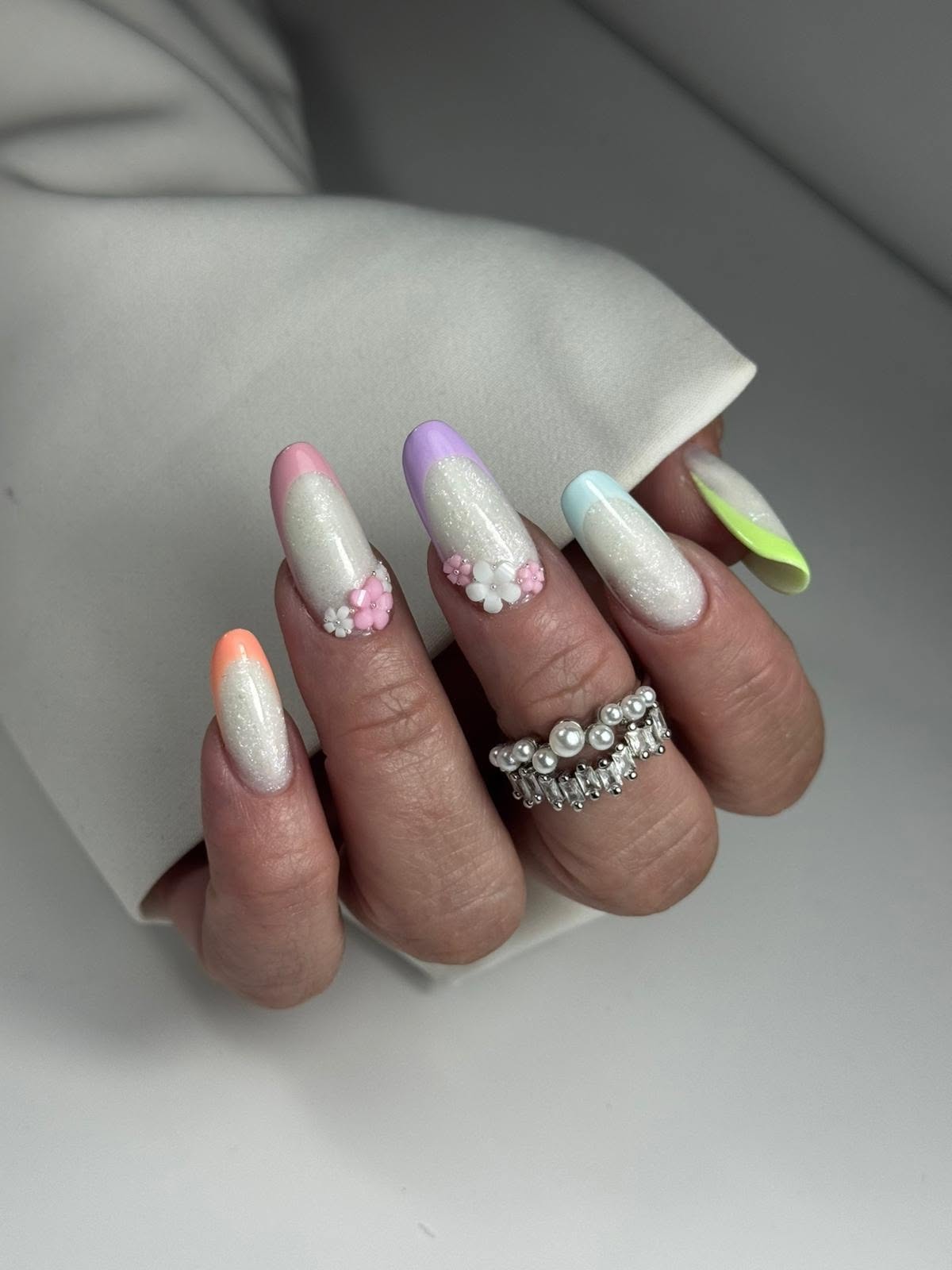 Pastelowy french z kwiatami 3D — Nail art w Atelier Ewelina Łozińska